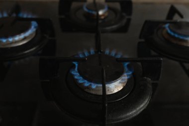 Ocakta gaz ocağı var. mavi alevler