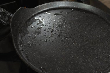 Fırında tava var. Su damlası