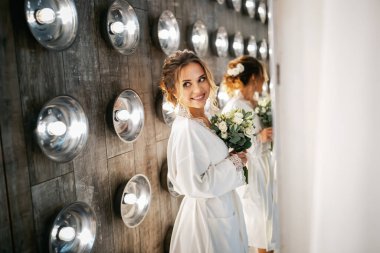 Tarz sahibi mutlu yeni evliler, zarif ve memnun bir gelin. Yeni evliler toplanıyor.