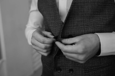 Zarif gülümseyen mutlu damat. Düğün günü.