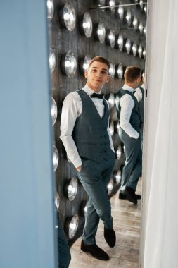 Zarif gülümseyen mutlu damat. Düğün günü.