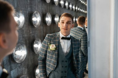 Zarif gülümseyen mutlu damat. Düğün günü.