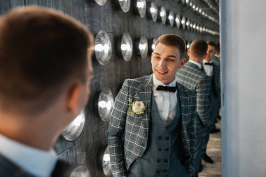 Zarif gülümseyen mutlu damat. Düğün günü.