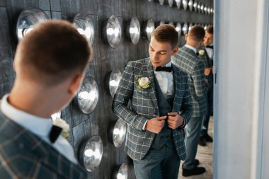 Zarif gülümseyen mutlu damat. Düğün günü.