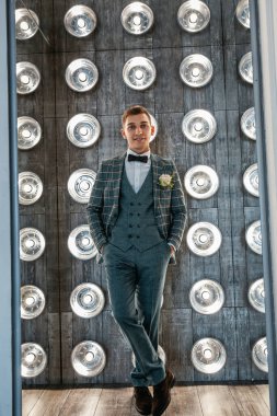 Zarif gülümseyen mutlu damat. Düğün günü.