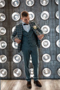 Zarif gülümseyen mutlu damat. Düğün günü.