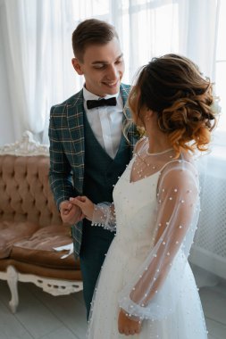 Tarz sahibi mutlu yeni evliler, zarif ve memnun bir gelin. Yeni evliler toplanıyor.