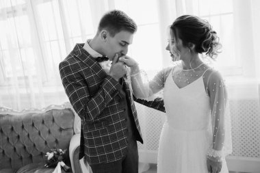 Tarz sahibi mutlu yeni evliler, zarif ve memnun bir gelin. Yeni evliler toplanıyor.