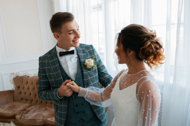 Tarz sahibi mutlu yeni evliler, zarif ve memnun bir gelin. Yeni evliler toplanıyor.