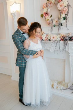 Tarz sahibi mutlu yeni evliler, zarif ve memnun bir gelin. Yeni evliler toplanıyor.