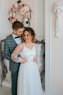 Tarz sahibi mutlu yeni evliler, zarif ve memnun bir gelin. Yeni evliler toplanıyor.