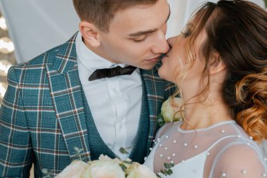 Tarz sahibi mutlu yeni evliler, zarif ve memnun bir gelin. Yeni evliler toplanıyor.