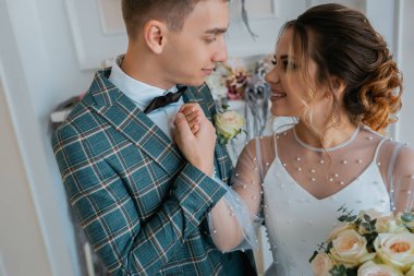 Tarz sahibi mutlu yeni evliler, zarif ve memnun bir gelin. Yeni evliler toplanıyor.