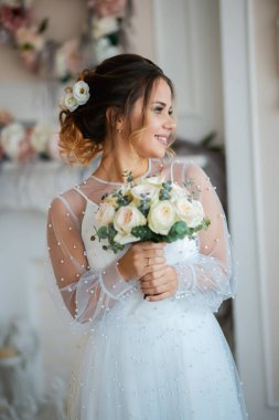 Tarz sahibi mutlu yeni evliler, zarif ve memnun bir gelin. Yeni evliler toplanıyor.