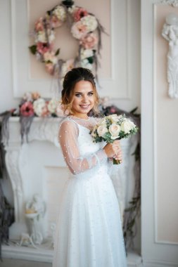 Tarz sahibi mutlu yeni evliler, zarif ve memnun bir gelin. Yeni evliler toplanıyor.