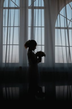 Tarz sahibi mutlu yeni evliler, zarif ve memnun bir gelin. Yeni evliler toplanıyor.