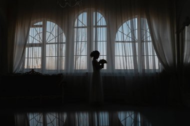 Tarz sahibi mutlu yeni evliler, zarif ve memnun bir gelin. Yeni evliler toplanıyor.