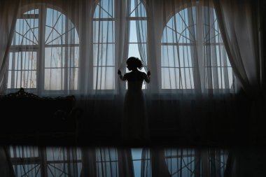 Tarz sahibi mutlu yeni evliler, zarif ve memnun bir gelin. Yeni evliler toplanıyor.