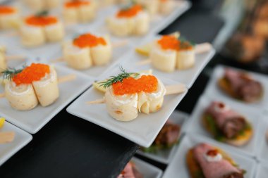 Düğünde büfe masası. Atıştırmalıklar ve kanepeler