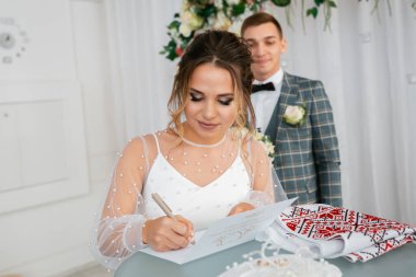 Tarz sahibi mutlu yeni evliler, zarif ve memnun bir gelin. Yeni evliler toplanıyor.