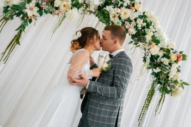 Tarz sahibi mutlu yeni evliler, zarif ve memnun bir gelin. Yeni evliler toplanıyor. Düğün töreni.