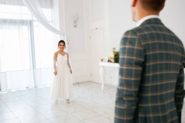 Tarz sahibi mutlu yeni evliler, zarif ve memnun bir gelin. Yeni evliler toplanıyor. Düğün töreni.