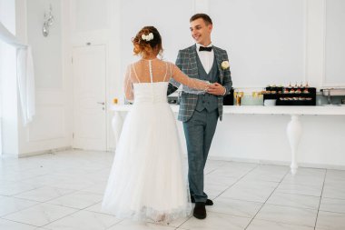 Tarz sahibi mutlu yeni evliler, zarif ve memnun bir gelin. Yeni evliler toplanıyor. Düğün töreni.