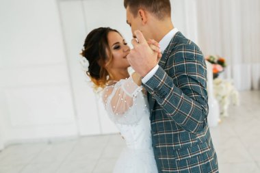 Tarz sahibi mutlu yeni evliler, zarif ve memnun bir gelin. Yeni evliler toplanıyor. Düğün töreni.