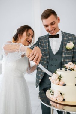 Düğün pastası. Tarz sahibi mutlu yeni evliler, zarif ve memnun bir gelin. Yeni evliler toplanıyor.