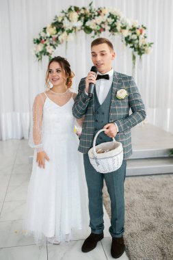 Tarz sahibi mutlu yeni evliler, zarif ve memnun bir gelin. Yeni evliler toplanıyor.