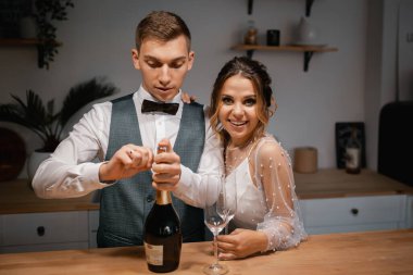 Tarz sahibi mutlu yeni evliler, zarif ve memnun bir gelin. Yeni evliler toplanıyor.