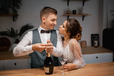 Tarz sahibi mutlu yeni evliler, zarif ve memnun bir gelin. Yeni evliler toplanıyor.