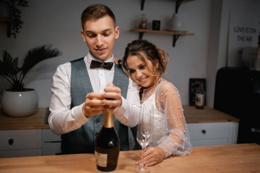 Tarz sahibi mutlu yeni evliler, zarif ve memnun bir gelin. Yeni evliler toplanıyor.