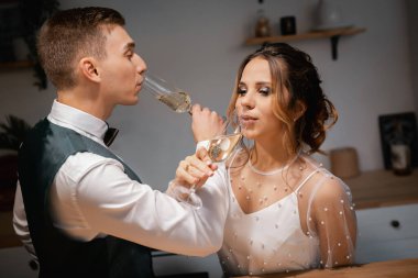 Tarz sahibi mutlu yeni evliler, zarif ve memnun bir gelin. Yeni evliler toplanıyor.