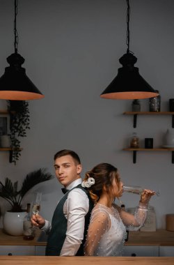 Tarz sahibi mutlu yeni evliler, zarif ve memnun bir gelin. Yeni evliler toplanıyor.