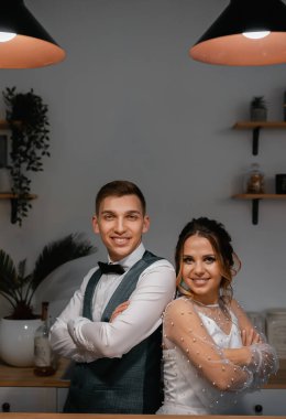 Tarz sahibi mutlu yeni evliler, zarif ve memnun bir gelin. Yeni evliler toplanıyor.