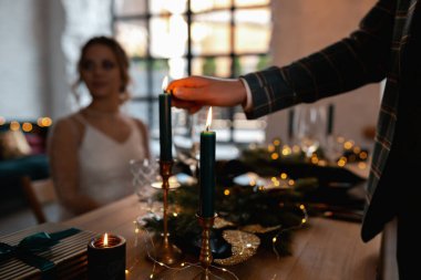 Tarz sahibi mutlu yeni evliler, zarif ve memnun bir gelin. Yeni evliler toplanıyor.