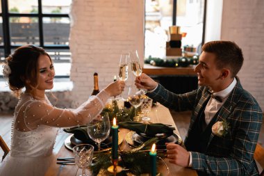 Tarz sahibi mutlu yeni evliler, zarif ve memnun bir gelin. Yeni evliler toplanıyor.