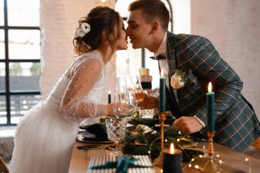 Tarz sahibi mutlu yeni evliler, zarif ve memnun bir gelin. Yeni evliler toplanıyor.