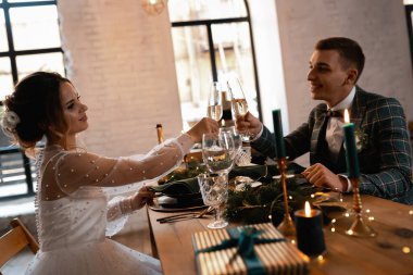 Tarz sahibi mutlu yeni evliler, zarif ve memnun bir gelin. Yeni evliler toplanıyor.