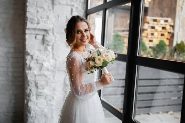 Tarz sahibi mutlu yeni evliler, zarif ve memnun bir gelin. Yeni evliler toplanıyor.