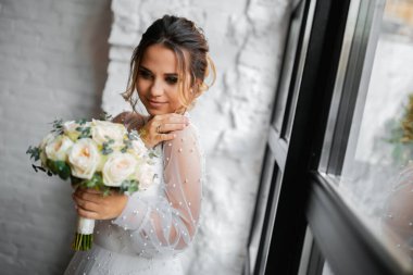 Tarz sahibi mutlu yeni evliler, zarif ve memnun bir gelin. Yeni evliler toplanıyor.