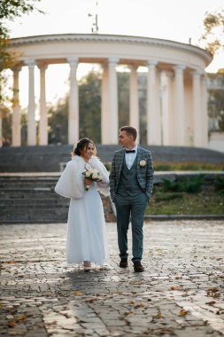 Tarz sahibi mutlu yeni evliler, zarif ve memnun bir gelin. Yeni evliler toplanıyor.