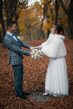 Tarz sahibi mutlu yeni evliler, zarif ve memnun bir gelin. Yeni evliler toplanıyor.