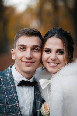 Tarz sahibi mutlu yeni evliler, zarif ve memnun bir gelin. Yeni evliler toplanıyor.