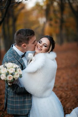 Tarz sahibi mutlu yeni evliler, zarif ve memnun bir gelin. Yeni evliler toplanıyor.