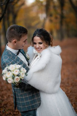 Tarz sahibi mutlu yeni evliler, zarif ve memnun bir gelin. Yeni evliler toplanıyor.