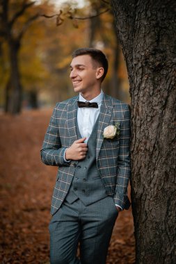 Tarz sahibi mutlu yeni evliler, zarif ve memnun bir gelin. Yeni evliler toplanıyor.