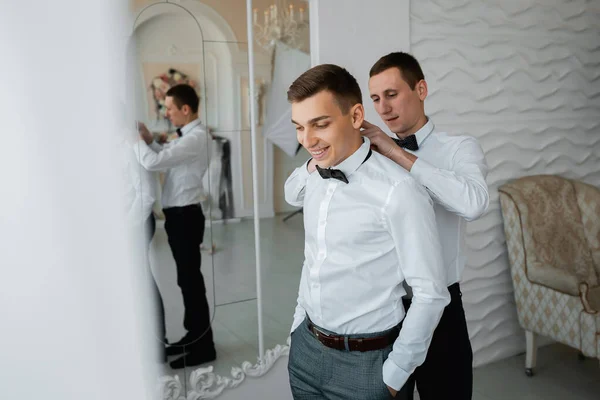 Young Guy Helps Groom Get Dressed Wedding Day Cheerful Mood — Stock Photo, Image