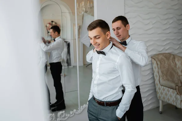 Young Guy Helps Groom Get Dressed Wedding Day Cheerful Mood — Stock Photo, Image